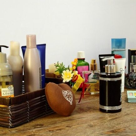 How to use cosmetics without harming the skin?