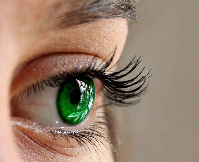11 Natural Ways to get curly and thick eyelashes
